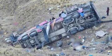 Al menos 20 muertos tras un autobús caer al abismo en Perú