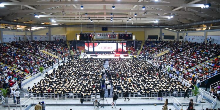 UFHEC gradúa 1,318 profesionales destacando el impacto de la sostenibilidad académica