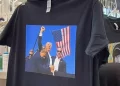 Tiendas en línea comienzan a vender camisetas con imagen de Trump tras atentado