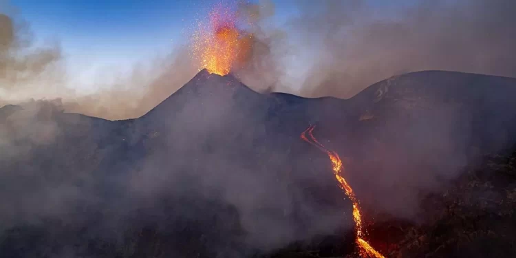 Elevadas las alertas de los volcanes italianos Etna y Estrómboli
