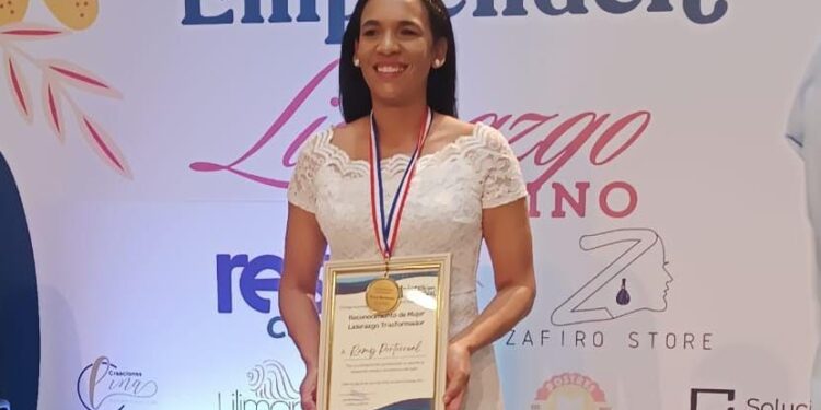 Periodista y directora de la fundación “Mejor es Dar” recibe reconocimiento "Liderazgo Femenino"