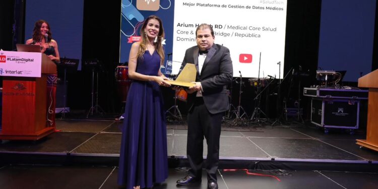 Arium Salud Digital obtiene primer lugar como mejor plataforma de gestión de datos médicos en los premios Latam Digital 2024