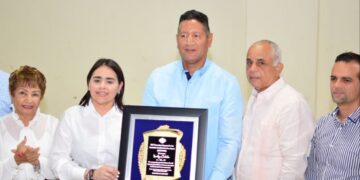 Karilyn Chabebe es reconocida por ASOPRODU y la Interliga de Baloncesto de Cenoví por sus grandes aportes al deporte
