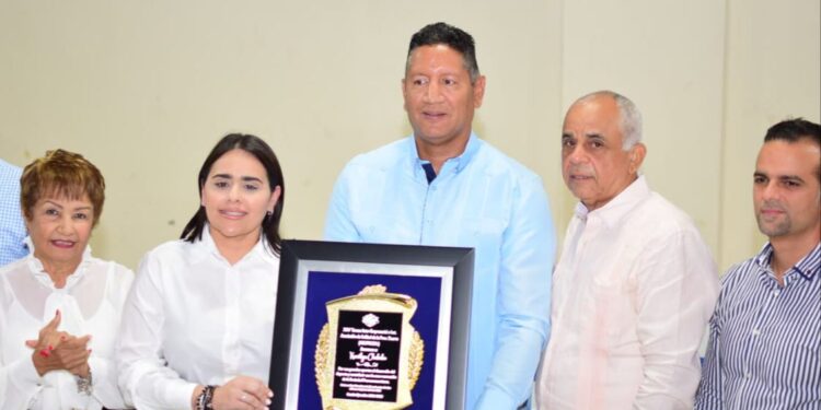 Karilyn Chabebe es reconocida por ASOPRODU y la Interliga de Baloncesto de Cenoví por sus grandes aportes al deporte