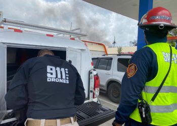 911 coordina asistencia de bomberos para sofocar incendio que afecta fábrica de fibras de vidrio en Los Alcarrizos