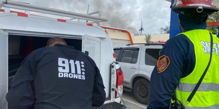 911 coordina asistencia de bomberos para sofocar incendio que afecta fábrica de fibras de vidrio en Los Alcarrizos