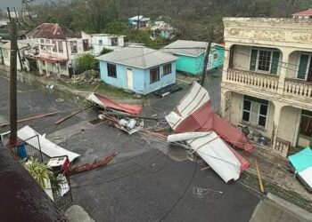 Huracán Beryl deja destrozos tras tocar tierra en isla Carriacou de Granada