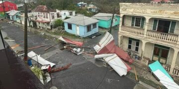 Huracán Beryl deja destrozos tras tocar tierra en isla Carriacou de Granada