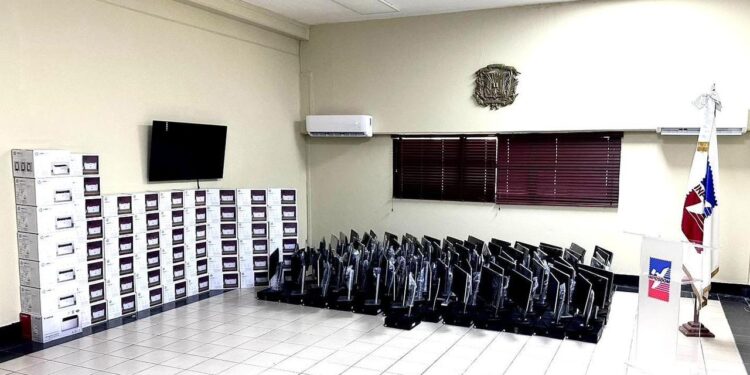 INPOSDOM recibe donación de equipos electrónicos de la Unión Postal Universal