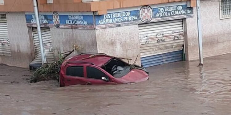 Huracán Beryl provoca el desborde de un río en el estado de Sucre, Venezuela