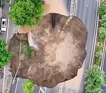 Se forma un socavón en una autopista de China tras fuertes lluvias