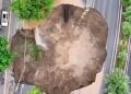 Se forma un socavón en una autopista de China tras fuertes lluvias