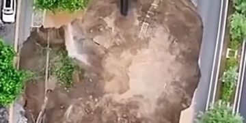 Se forma un socavón en una autopista de China tras fuertes lluvias