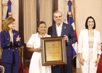 Maestra de la Regional 15 exaltada con mención de honor en Presidencia