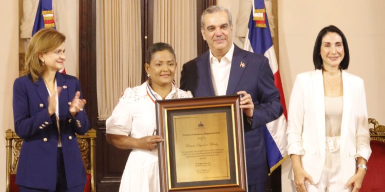 Maestra de la Regional 15 exaltada con mención de honor en Presidencia