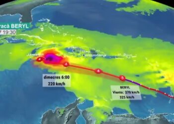 Huracán Beryl aumentó sus ráfagas de vientos mientras avanza en el Caribe