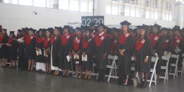 Rector de UNEV motiva a profesionales adaptarse cambios del futuro en Graduación 68