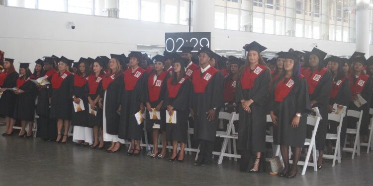 Rector de UNEV motiva a profesionales adaptarse cambios del futuro en Graduación 68