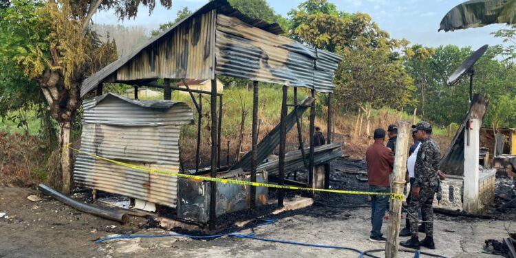 Mueren calcinados dos hermanitos en Maimón