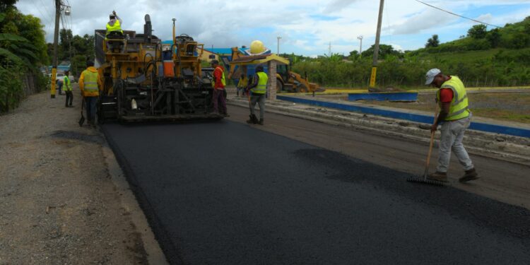 MOPC reconstruye carreteras en El Seibo y La Altagracia por un monto que supera los RD$500 millones