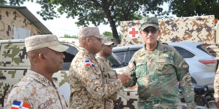 Ministro de Defensa realiza recorrido de supervisión desde Montecristi al comendador