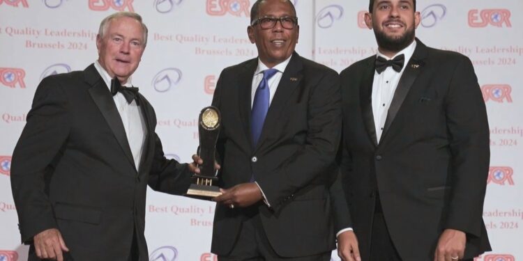 Director general de Comedores Económicos recibe Premio Internacional a la Calidad Best Quality