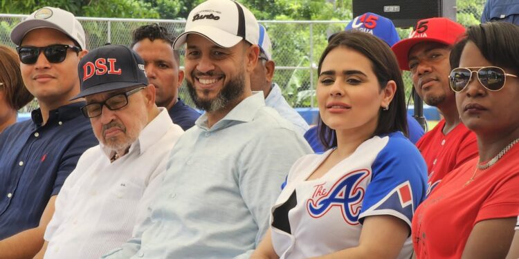 Karilyn Chabebe participa en la inauguración del Cuarto Torneo de Béisbol U15 Nagua