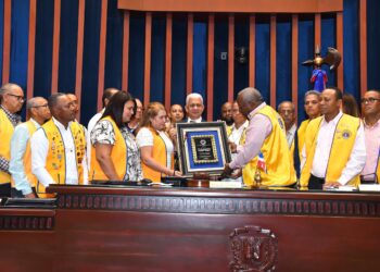 Club de Leones Cotuí reconoce al presidente del Senado por sus aportes y labor social en su provincia