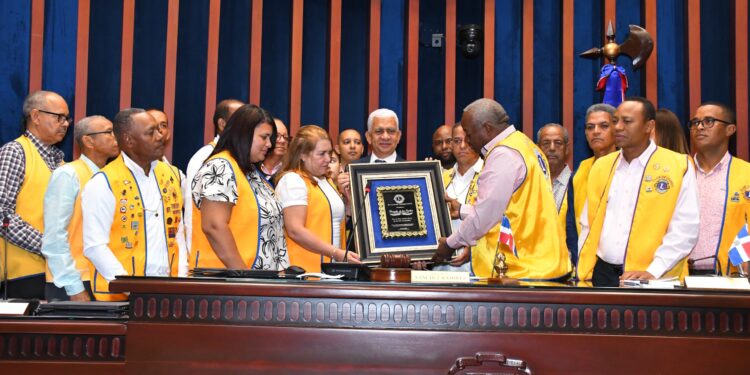 Club de Leones Cotuí reconoce al presidente del Senado por sus aportes y labor social en su provincia