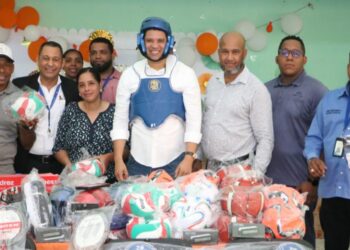 Regional 15 realiza entrega de la utilería deportiva para el "Proyecto Escuelas Abiertas y Activas"