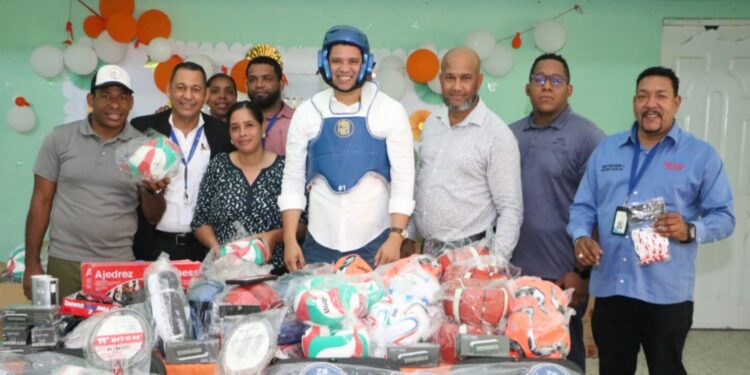 Regional 15 realiza entrega de la utilería deportiva para el "Proyecto Escuelas Abiertas y Activas"