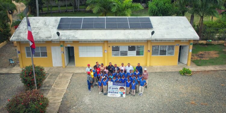 CNE lleva paneles solares a escuelas del municipio Guerra