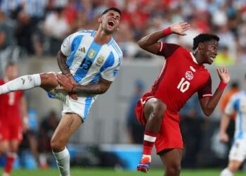 Violenta patada recibe un futbolista en la Copa América