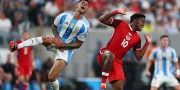 Violenta patada recibe un futbolista en la Copa América