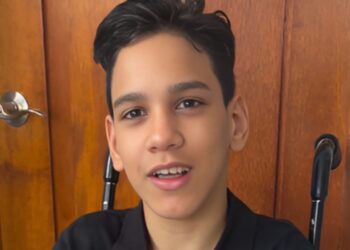 Niño con parálisis cerebral dice que hay un dios en el cielo que pronto lo hará caminar