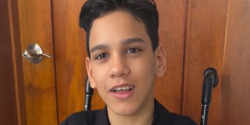 Niño con parálisis cerebral dice que hay un dios en el cielo que pronto lo hará caminar