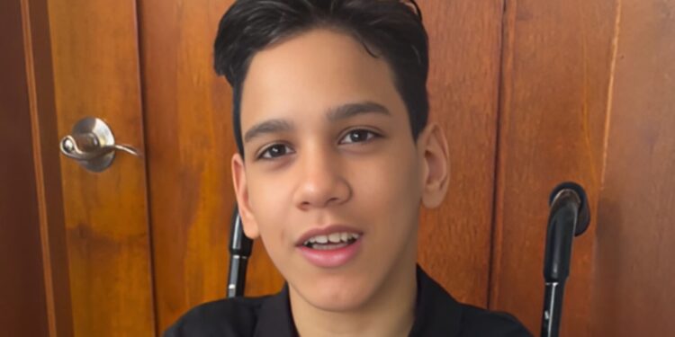 Niño con parálisis cerebral dice que hay un dios en el cielo que pronto lo hará caminar