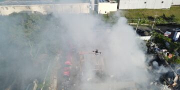 Sistema 911 coordina asistencia en incendio de almacén de constructora en Altos de Arroyo Hondo, DN