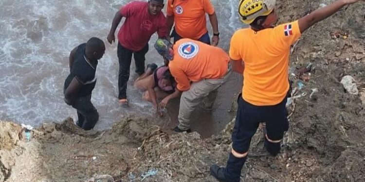 Rescatan joven que se habría lanzado al mar Caribe