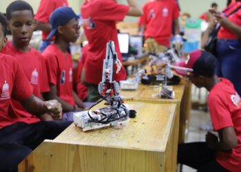 Un verano distinto para los estudiantes del Campamento de Robótica de la Regional 15 