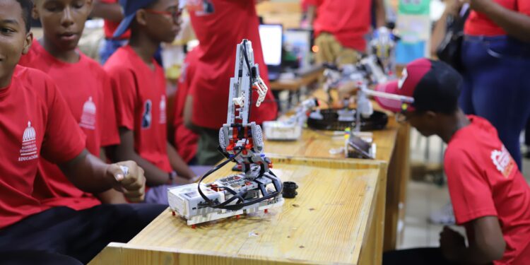 Un verano distinto para los estudiantes del Campamento de Robótica de la Regional 15