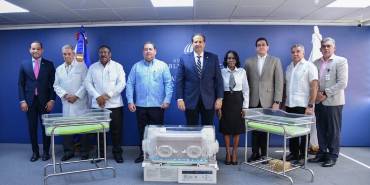 Ministerio de Salud entrega al SNS cunas e incubadoras para fortalecer la atención neonatal en los hospitales