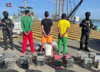 Ocupan 134 paquetes presumiblemente cocaína y apresan tres venezolanos a bordo de lancha