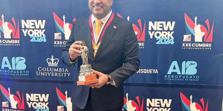 Reconocen a Kelvin Cruz como “Alcalde del Año” en cumbre en Universidad de Columbia