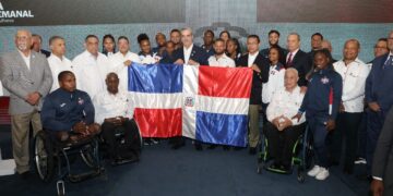 Abinader entrega Bandera Nacional y despide 57 atletas dominicanos rumbo a las Olimpiadas de París 2024
