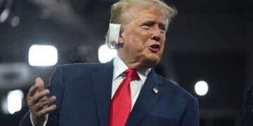 Con la oreja vendada aparece Donald Trump de sorpresa en la Convención Republicana