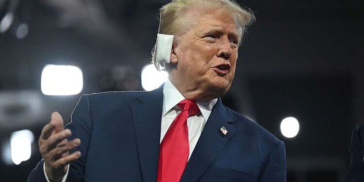 Con la oreja vendada aparece Donald Trump de sorpresa en la Convención Republicana