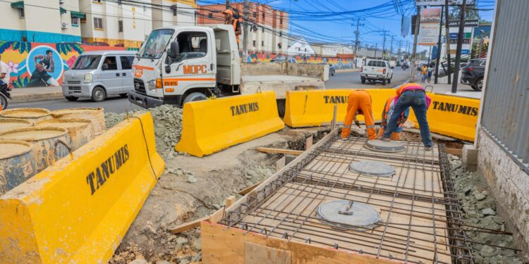 MOPC construye imbornales para corregir falla en drenaje de la avenida Isabel Aguiar