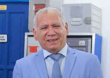 Tripulantes VIP da la bienvenida a bordo a los funcionarios del área aeronáutica en sus nuevas funciones