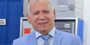 Tripulantes VIP da la bienvenida a bordo a los funcionarios del área aeronáutica en sus nuevas funciones